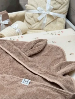 Best Huppupyyhe lapselle, pupunkorva warm taupe Kylpy