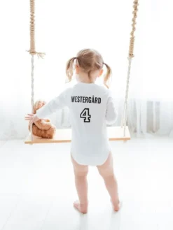 Outlet Pelipaita pitkähihainen body lapsen omalla nimellä ja numerolla, valkoinen Sisävaatteet|Oma Teksti -Tuotteet