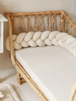 Outlet Velvet Palmikko reunasuoja pinnasänkyyn ja juniorisänkyyn - Cream Vuodevaatteet Ja Viltit